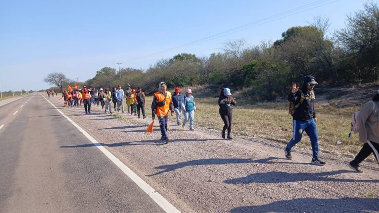 Un grupo de 60 peregrinos caminan hacia Mailín para llegar al santuario de los milagros