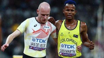 Juego limpio: Su rival se lesionó en los últimos metros y lo ayudó a llegar a la meta