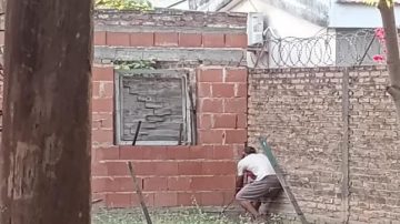 B° Industria: Captan a conocido delincuente robándose cables subterráneos