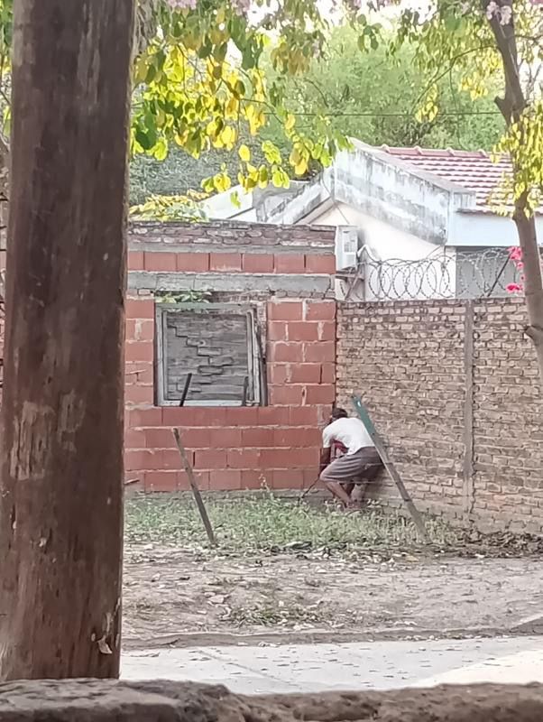 B° Industria: Captan a conocido delincuente robándose cables subterráneos