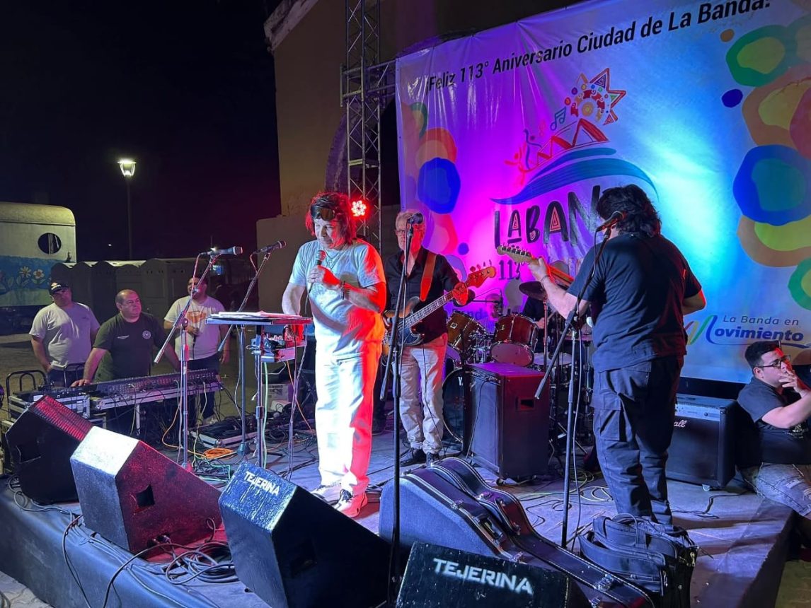 Grupos musicales continúan actuando en el escenario alternativo del Aniversario de La Banda