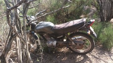 Hallan escondida en el monte una motocicleta que fue robada en un baile