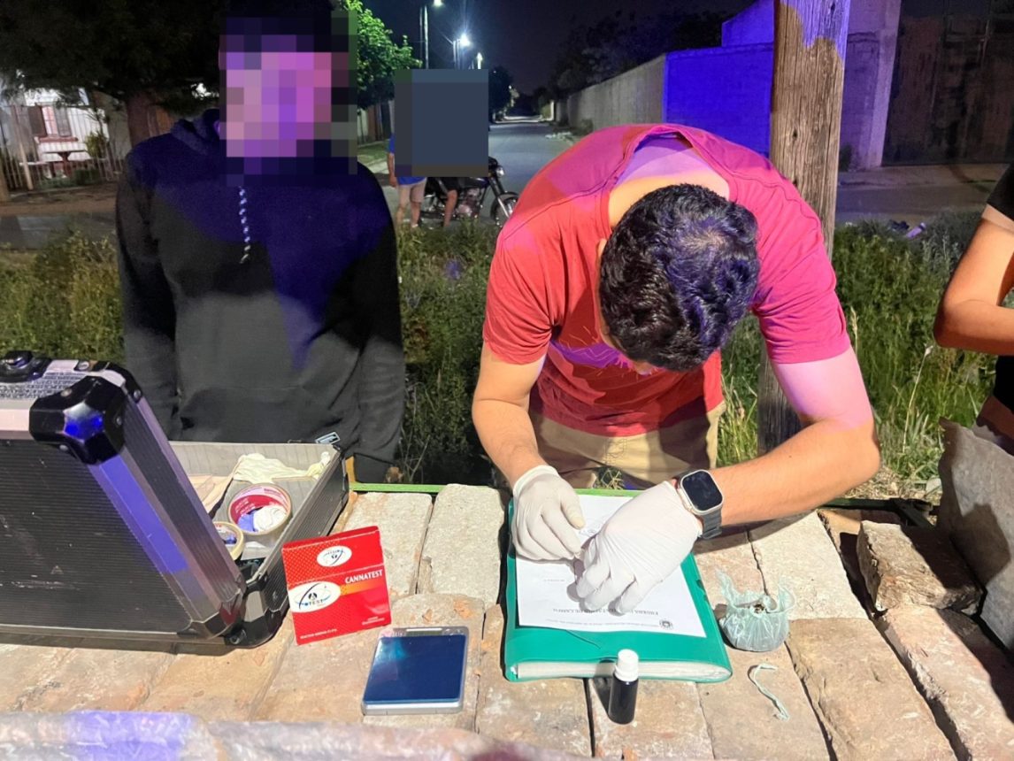 Interceptan a dos hombres en moto que circulaban con droga por el barrio Mariano Moreno