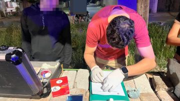 Interceptan a dos hombres en moto que circulaban con droga por el barrio Mariano Moreno