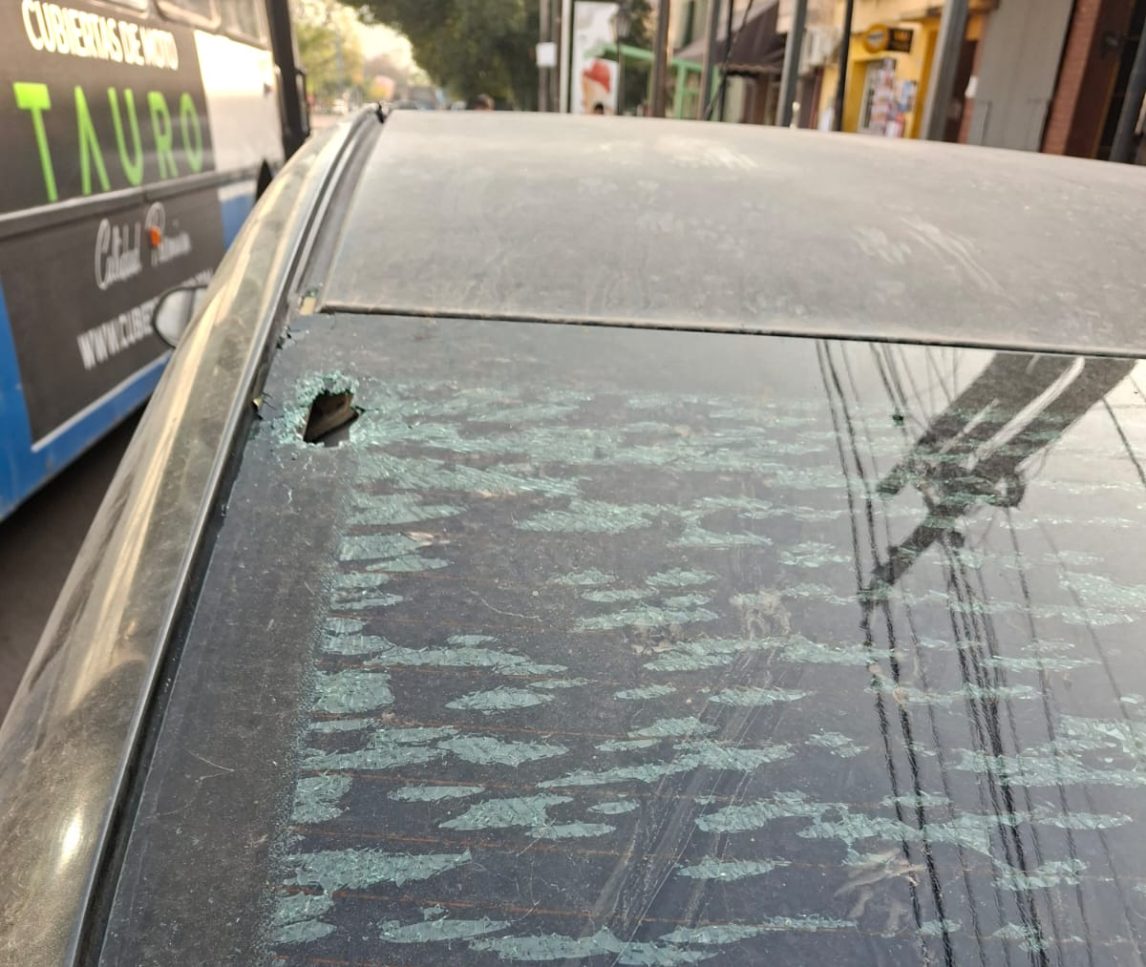 La Banda: Rompieron la luneta del auto a una periodista que iba con su bebé