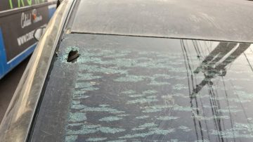 La Banda: Rompieron la luneta del auto a una periodista que iba con su bebé