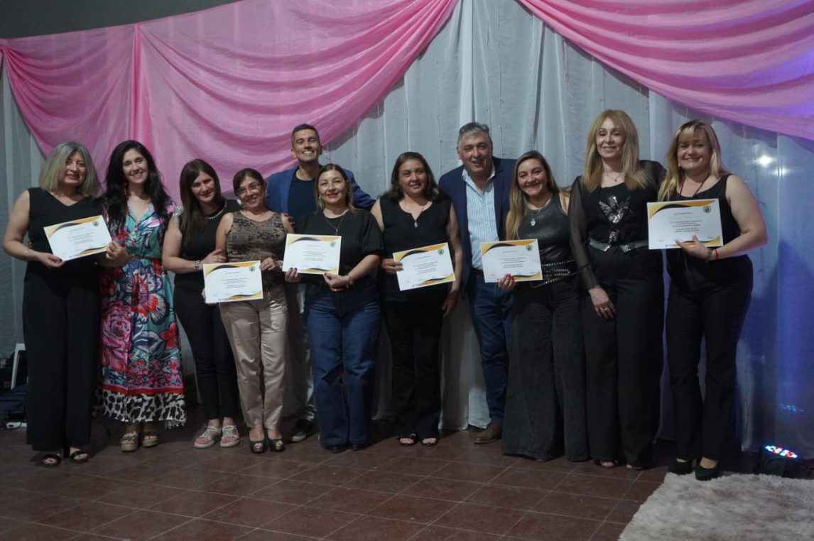 Más de 300 docentes municipales fueron agasajados con una cena show en La Banda