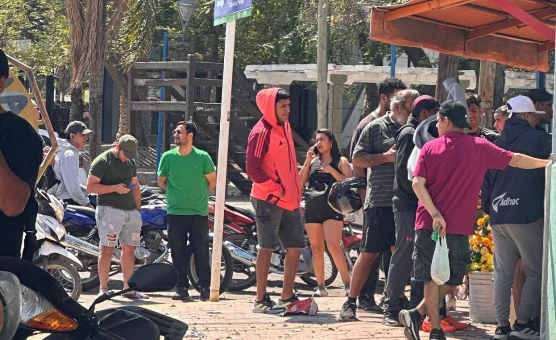 La Banda: Largas filas para comprar flores amarillas