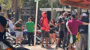 La Banda: Largas filas para comprar flores amarillas