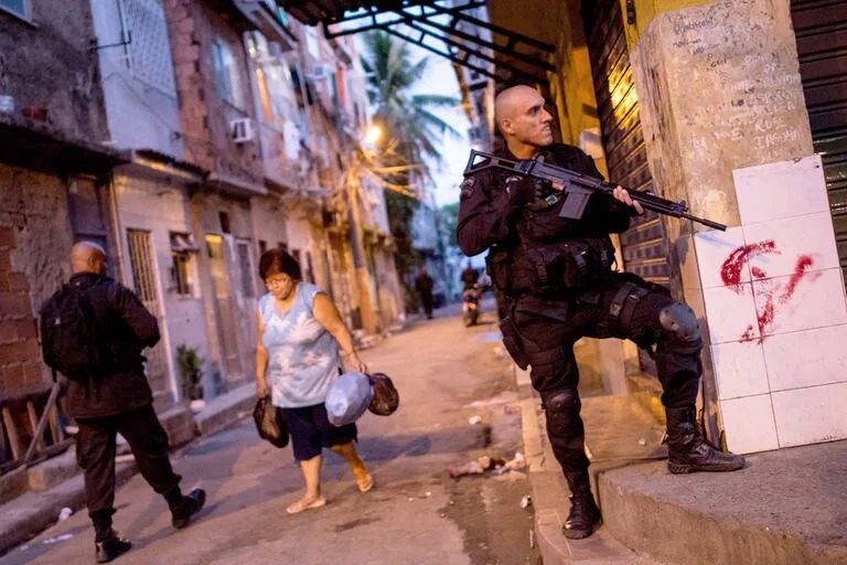 Río de Janeiro: Aprueban ley para otorgar bonos a policías que maten a delincuentes