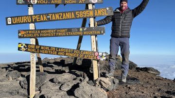 Santiagueño alcanzó la cima del Kilimanjaro y recorrió parques nacionales de Tanzania