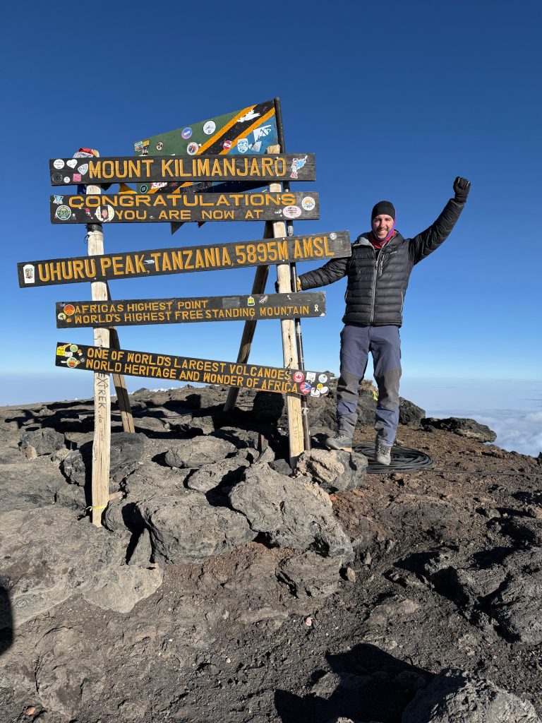 Santiagueño alcanzó la cima del Kilimanjaro y recorrió parques nacionales de Tanzania