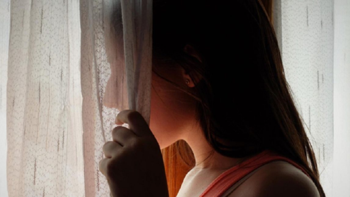 Descubrió a su hermano abusando de ella mientras dormía: La familia se niega a denunciarlo