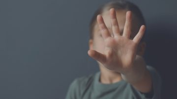 Denuncian a un hombre por presunto abuso sexual de sus hijastros en el barrio San Fernando