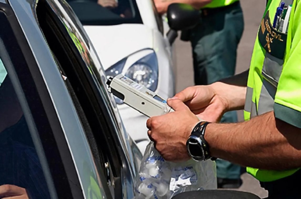 ¿Alto coimero? Denuncian a empleado público por intentar sobornar a un policía en un control