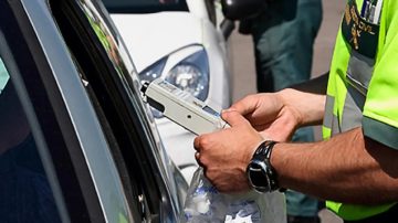 ¿Alto coimero? Denuncian a empleado público por intentar sobornar a un policía en un control