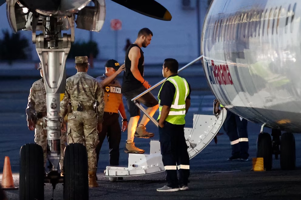 Ezeiza recibirá el primer vuelo con 16 argentinos deportados desde Estados Unidos