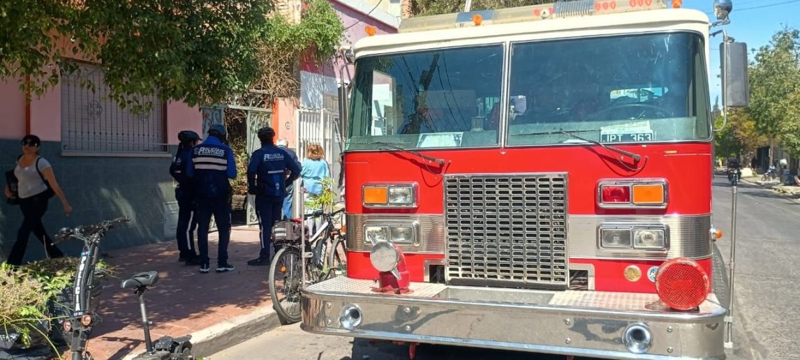 Una imprudencia en pleno centro: quiso limpiar el patio y casi incendia la manzana