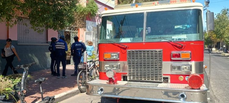 Una imprudencia en pleno centro: quiso limpiar el patio y casi incendia la manzana