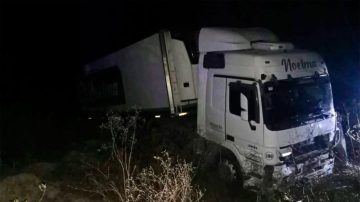 Pudo ser una tragedia: se descompensó al volante y su camión terminó fuera de la Ruta 34