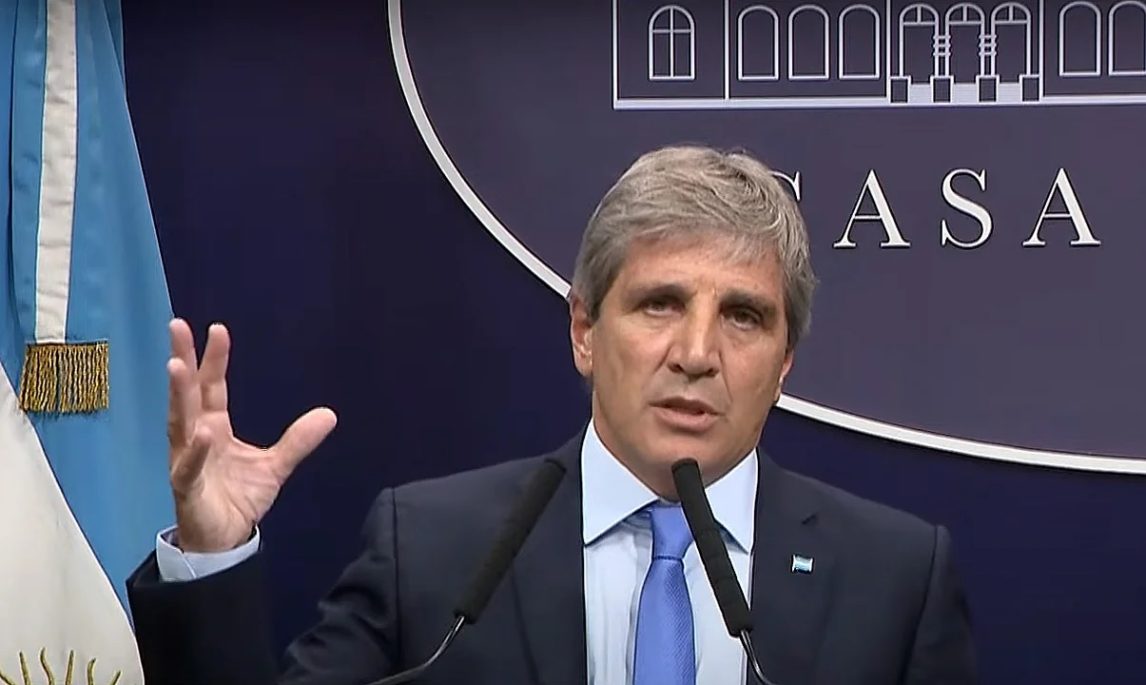 Tras la derrota electoral y el dólar en alza, Caputo aseguró que la economía no cambiará
