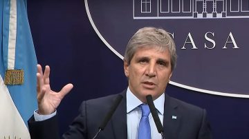 Tras la derrota electoral y el dólar en alza, Caputo aseguró que la economía no cambiará