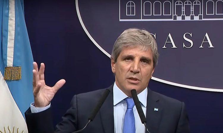 Tras la derrota electoral y el dólar en alza, Caputo aseguró que la economía no cambiará