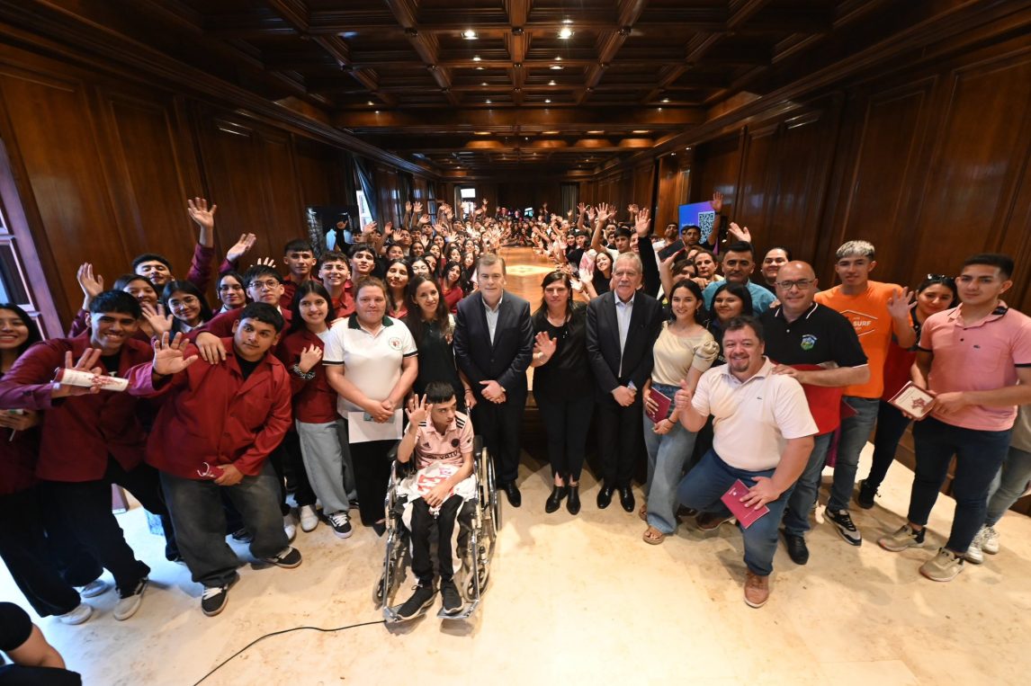 Más de 200 alumnos visitaron Casa de Gobierno y los recibió Zamora y Suárez