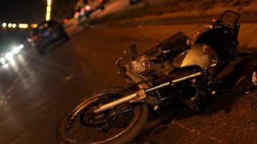 Violento choque de motos en el centro deja como saldo tres personas heridas