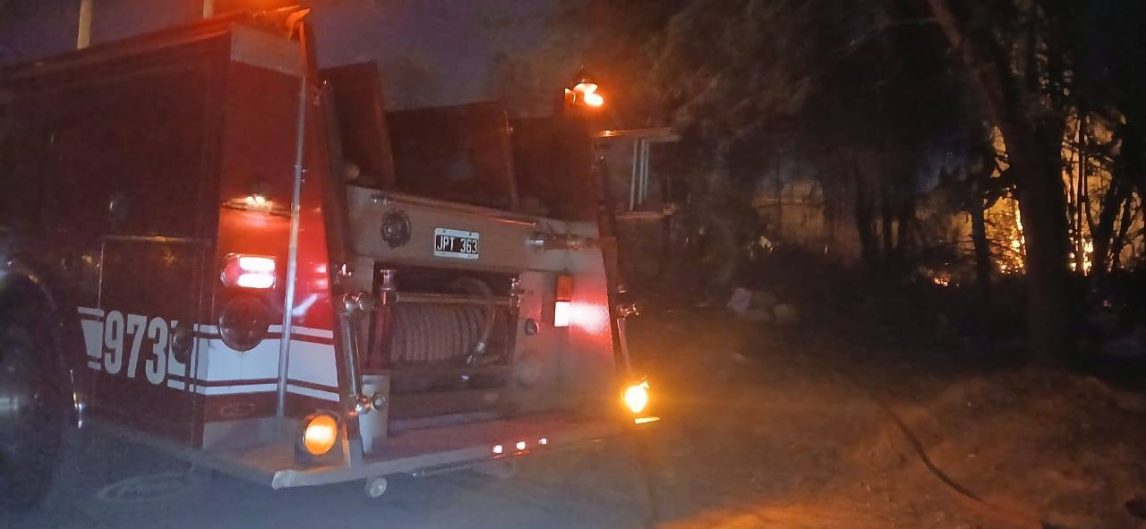 Arduo trabajo de los Bomberos Voluntarios para controlar la quema de pastizales en el barrio Ejército Argentino