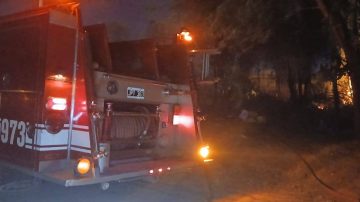 Arduo trabajo de los Bomberos Voluntarios para controlar la quema de pastizales en el barrio Ejército Argentino