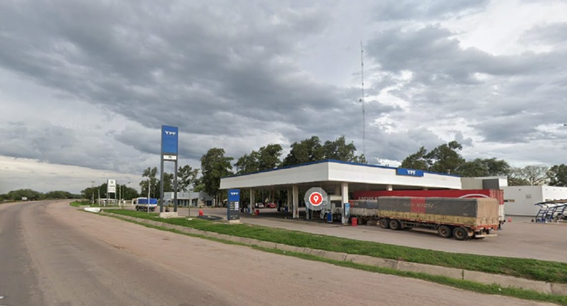 Dueña de una YPF de Colonia Dora denunció que extraños realizan actividades ilegales en el predio de la estación