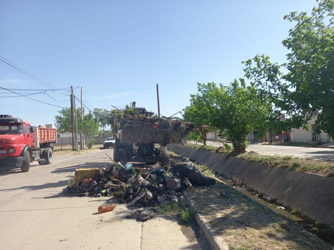 Retiran toneladas de residuos de un desagüe pluvial del barrio Siglo XXI