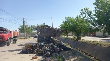 Retiran toneladas de residuos de un desagüe pluvial del barrio Siglo XXI