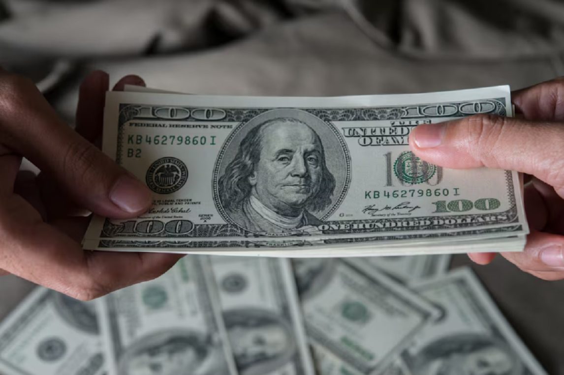 A horas de la cadena nacional de Milei el dólar oficial perforó el techo de la banda cambiaria