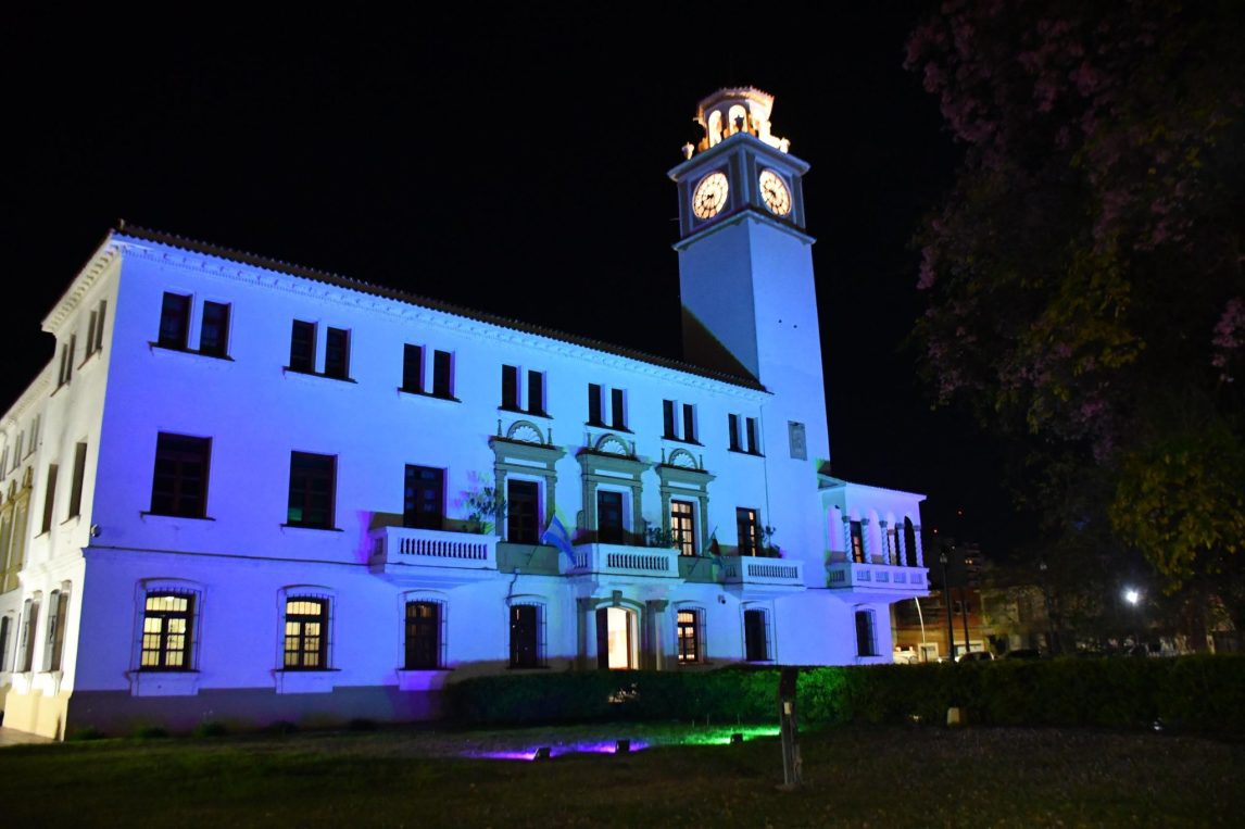 Sorpresivo: ¿Por qué la Casa de Gobierno se iluminó de verde y fucsia?