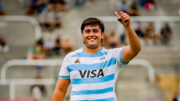 El “pumita” Gerónimo Cruellas obsequió la camiseta que usó en el Sudamericano M18 al Santiago Rugby Club