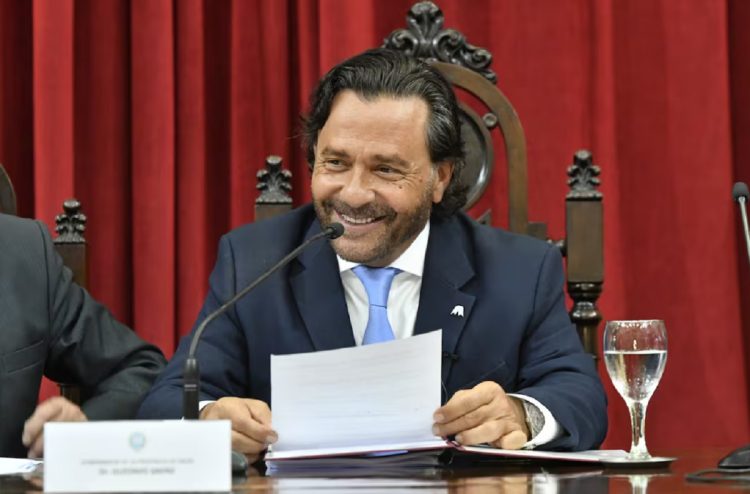 “Paloma de iglesia”, así llamó el gobernador de Salta a Milei por “cagar a todos los fieles”