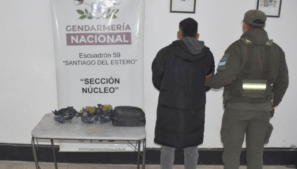Llevaba medio kilo de marihuana de Jujuy a Buenos Aires pero en Santiago lo descubrió Gendarmería