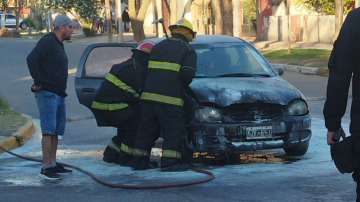 Pánico en La Banda por el incendio de un auto: el conductor escapó a tiempo
