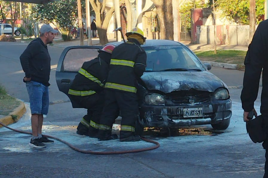 Pánico en La Banda por el incendio de un auto: el conductor escapó a tiempo