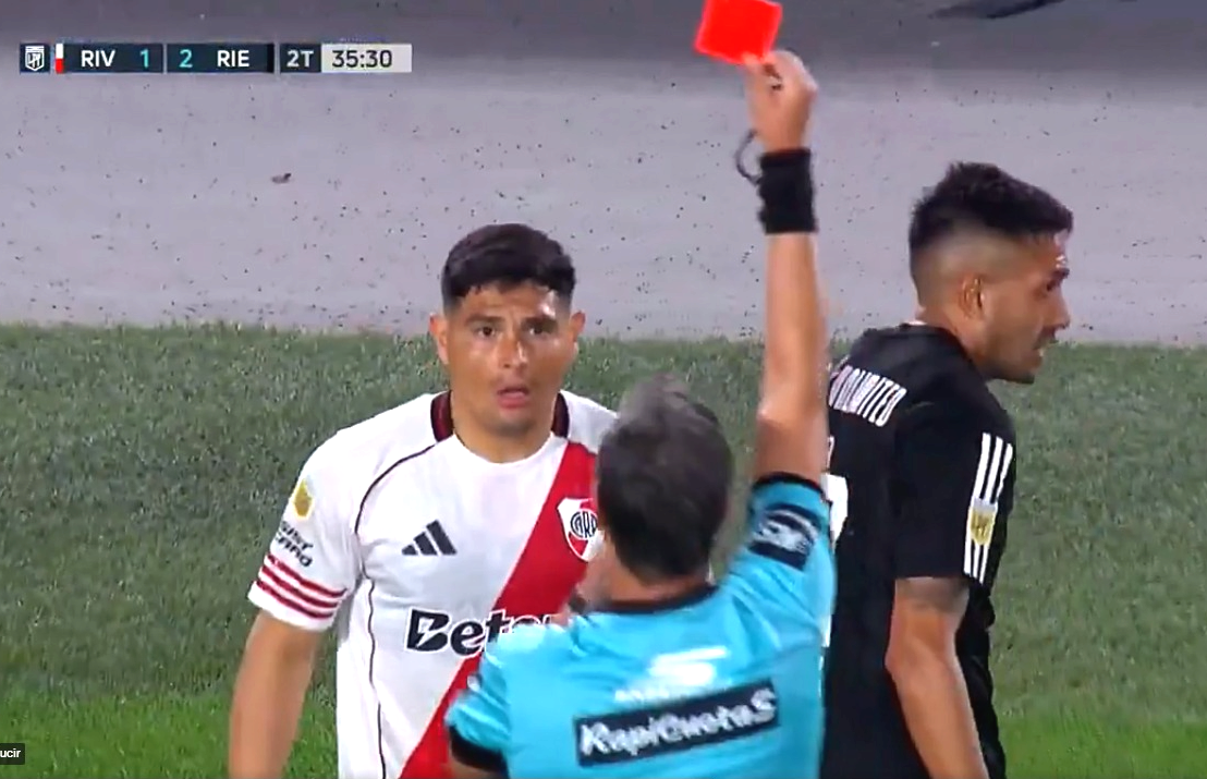 Insólito: Maxi Salas se fue expulsado pero aplaudido por los hinchas de River