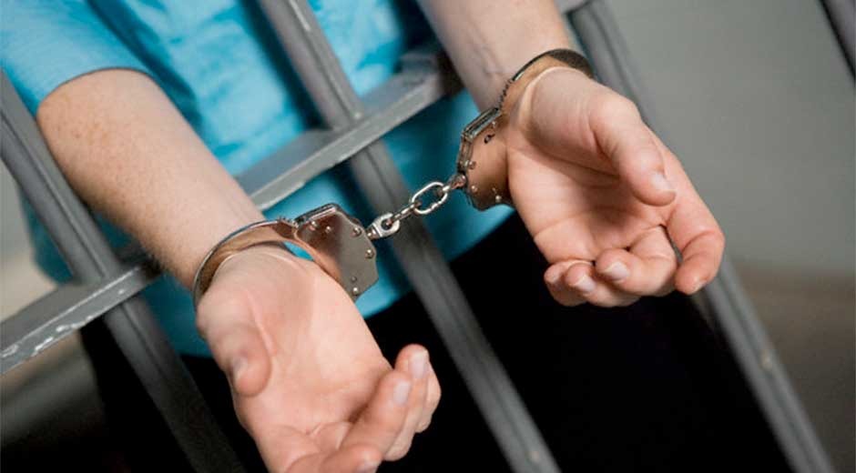 Seguirá presa una mujer que le fracturó la pierna a su madre de un sillazo