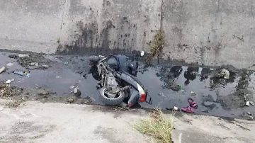 Ebrio a bordo de una moto, un hombre cayó al canal: lo internaron por hipotermia