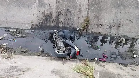 Ebrio a bordo de una moto, un hombre cayó al canal: lo internaron por hipotermia