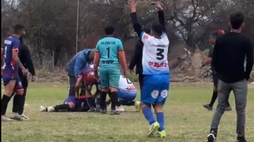 Video: desmayó de una trompada a su compañero de equipo en un partido de la Liga Comercial Bandeña