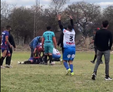 Video: desmayó de una trompada a su compañero de equipo en un partido de la Liga Comercial Bandeña