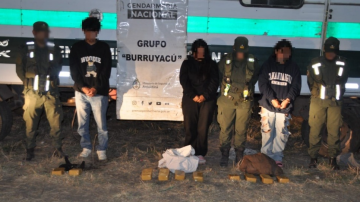 Detienen a tres bolivianos que ocultaban 12 kilos de cocaína adosados a sus cuerpos