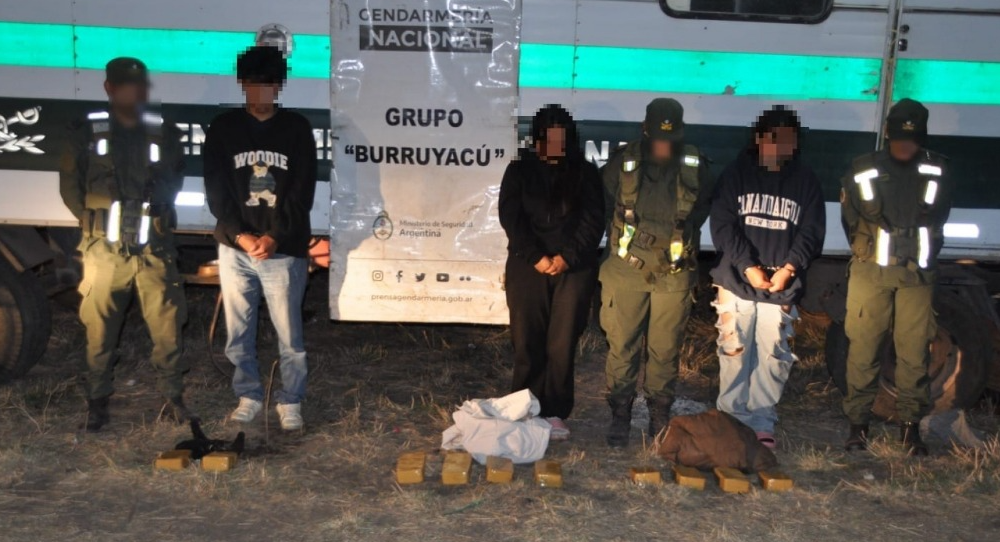Detienen a tres bolivianos que ocultaban 12 kilos de cocaína adosados a sus cuerpos