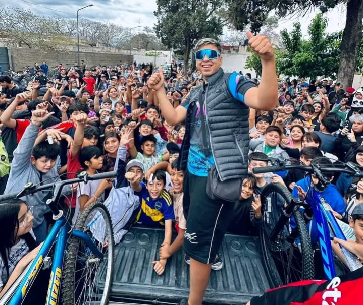 Una ciudad sobre ruedas: el “bicigrau” tiñó de energía y emoción las calles de Frías
